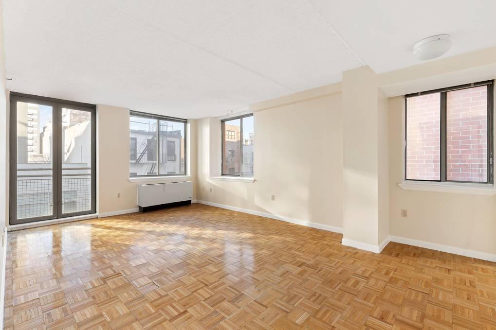 MASSIVE KING SIZE BEDROOMS PRIVATE ROOF TERRACE Apartment 7B is an INSANE DEAL for an elevator building in the Lower East Side !