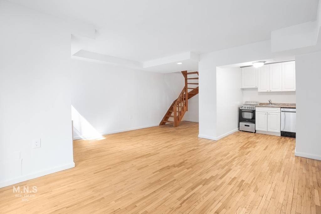 Beautiful 2 Bedroom 1. 5 Bathroom Duplex with Private Outdoor Space Available in Chelsea !