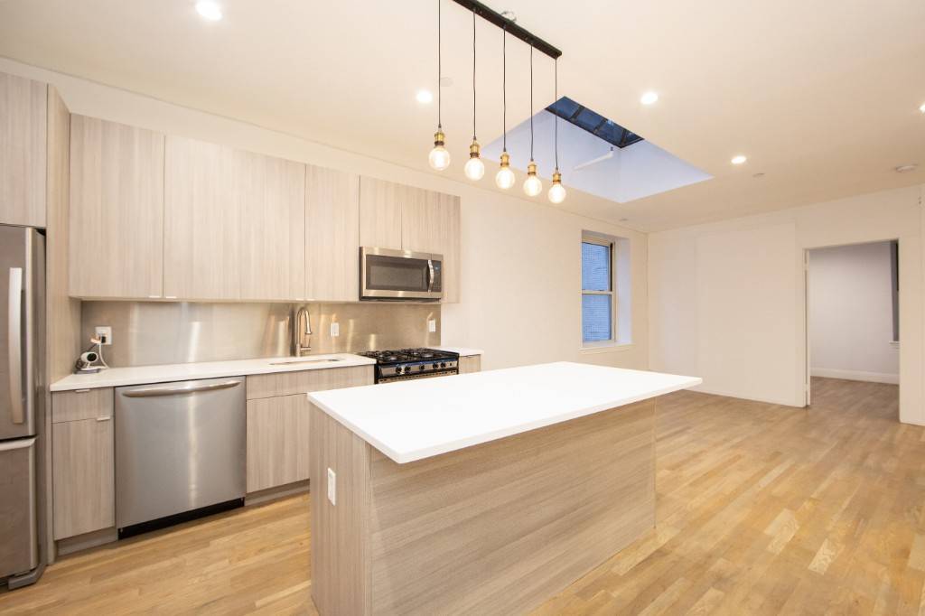 MASSIVE DOWNTOWN LOFT 3 BR 2BATH DINING AREAWELCOME HOME !