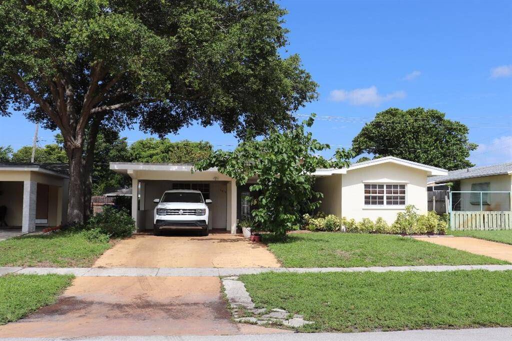 Very large 4 bed 2 bath property with private pool in a quiet neighborhood, close to dozens of convenience stores, supermarkets and the amazing Hard Rock Casino.