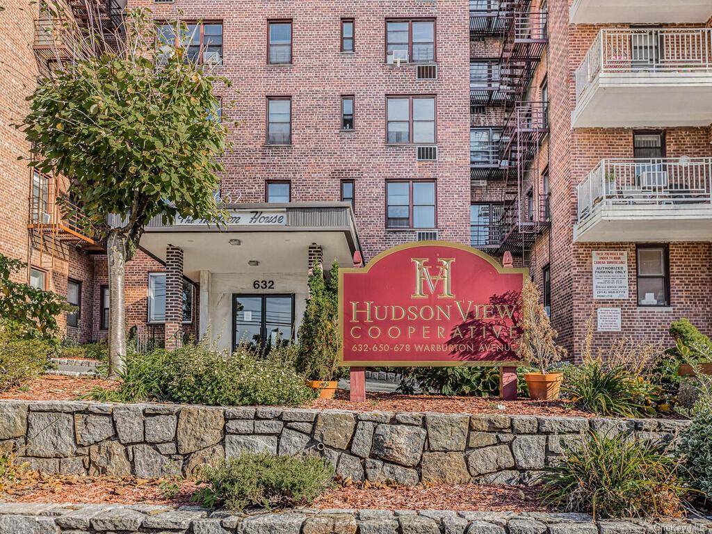 Welcome to Hudson View, a well maintained complex on the waterfront with LOW maintenance !