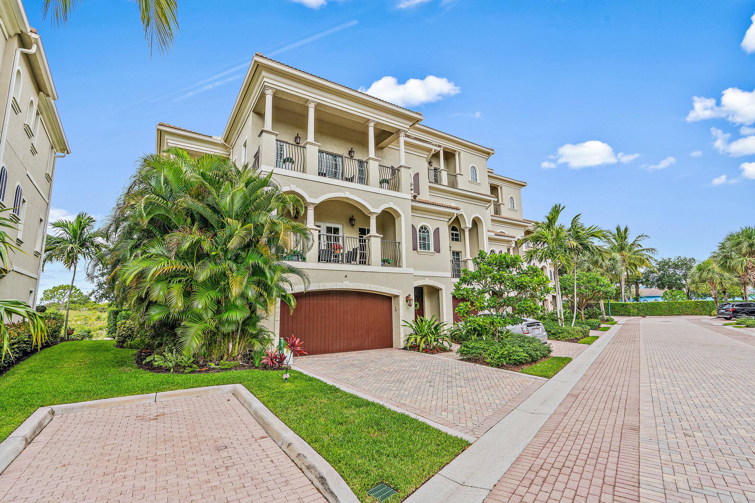 Wow ! This beautiful seasonal rental is situated on Jupiter Riverwalk so you can walk or bike to the beach, Jupiter Yacht Club, Harbourside restaurants and shopping.