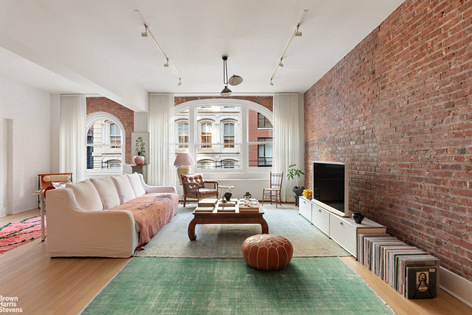This sprawling 2, 000SF full floor loft is located in a restored 19th century warehouse and features grand proportions, superb finishes and a spacious convertible 3 bedroom layout.