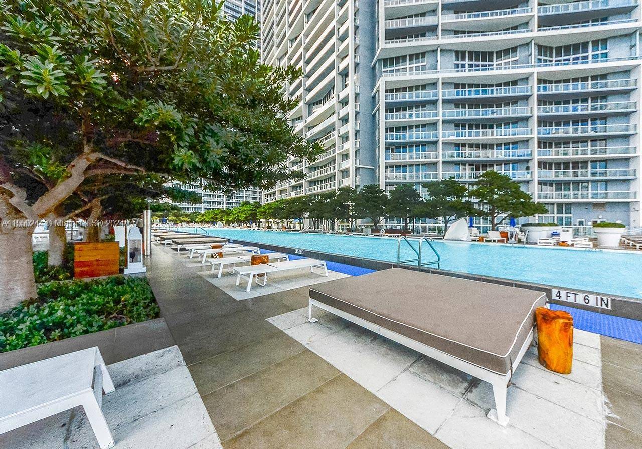 Attention Executives, CLASSY BREATHTAKEN OPEN BAY VIEW, KEY BISCAYNE SKYRISES, HIGH FLOOR, 49TH BIGGEST UNIT, BEST LINE on the famous Icon Brickell, 984 sq feet, 1 bed, 1 bath, White ...