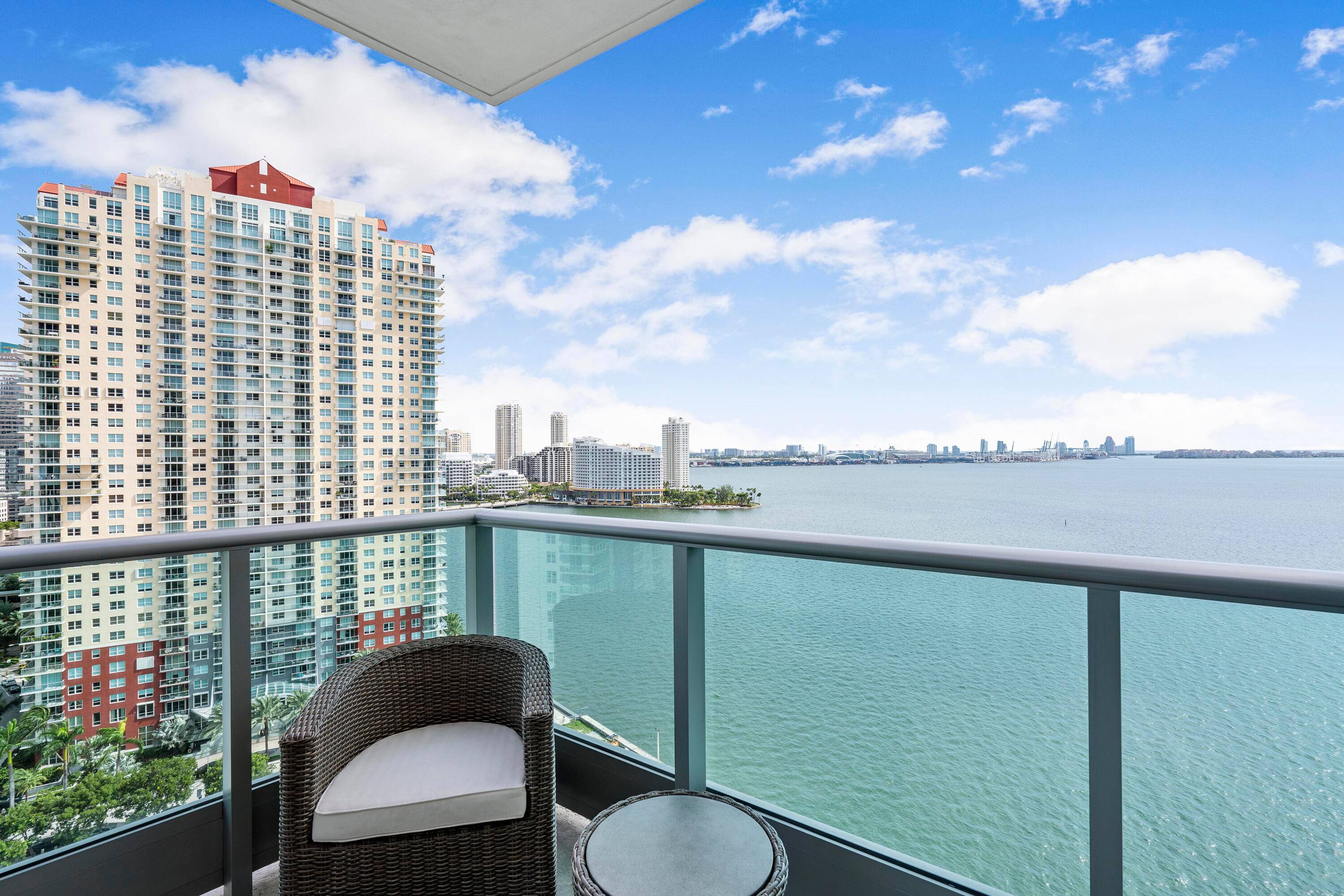 Welcome to JADE Brickell Gorgeous 2 bedroom 2 bath Fully Furnished Condo overlooking the bay !