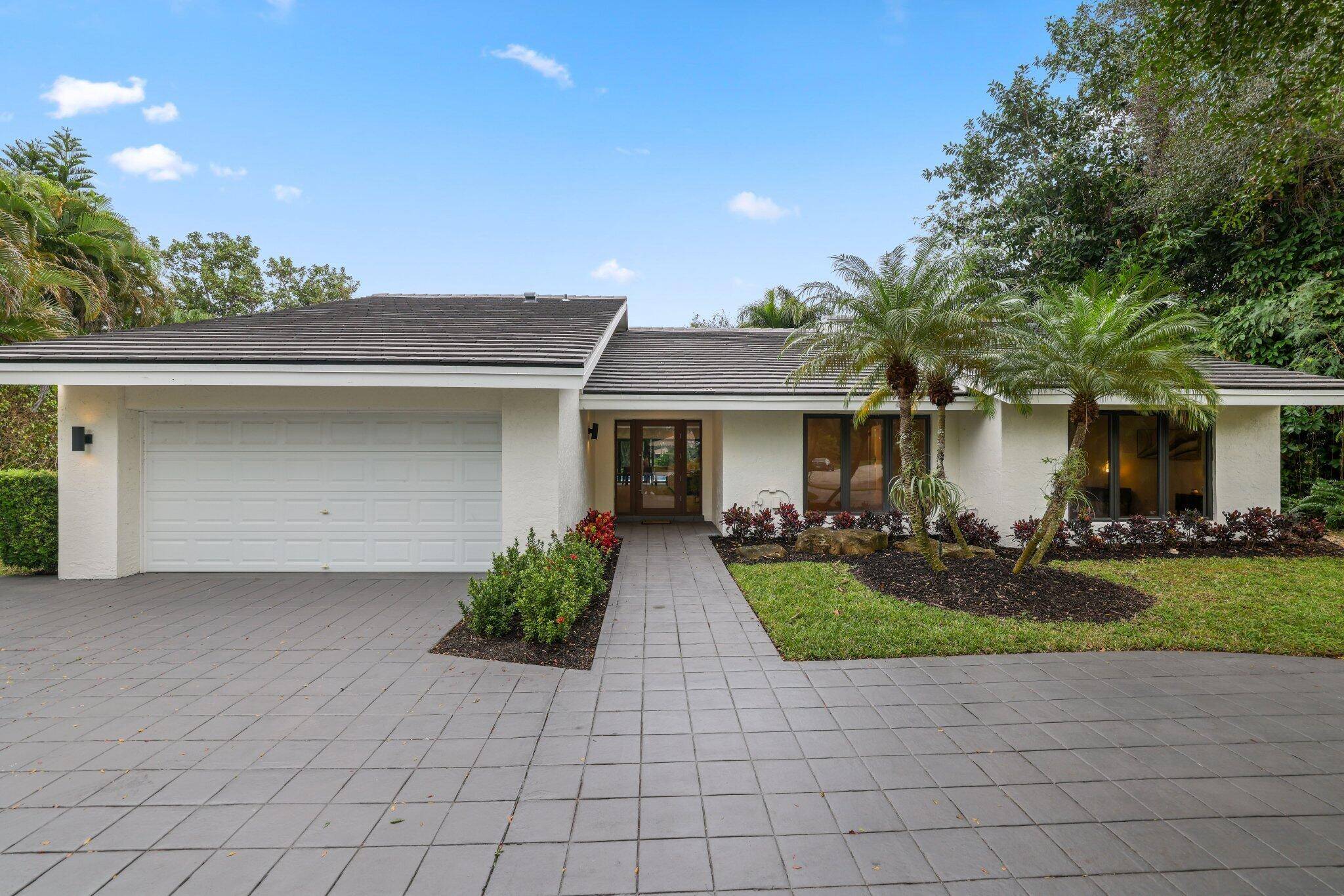 Newly renovated with a gorgeous golf course views in Seagate Country Club w optional Membership !