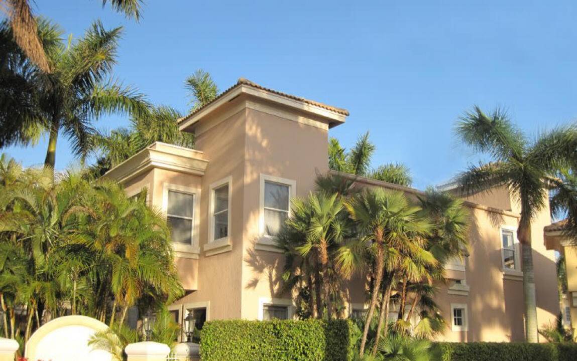CLOSEST SINGLE FAMILY HOME TO PGA NATIONAL SPA Short walk of only about 250 yards to RESORT SPA Hotel !
