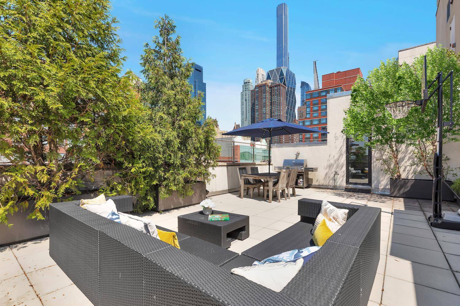 PENTHOUSE PERFECTION WRAPAROUND ROOFTOP TERRACE AND PARKING !