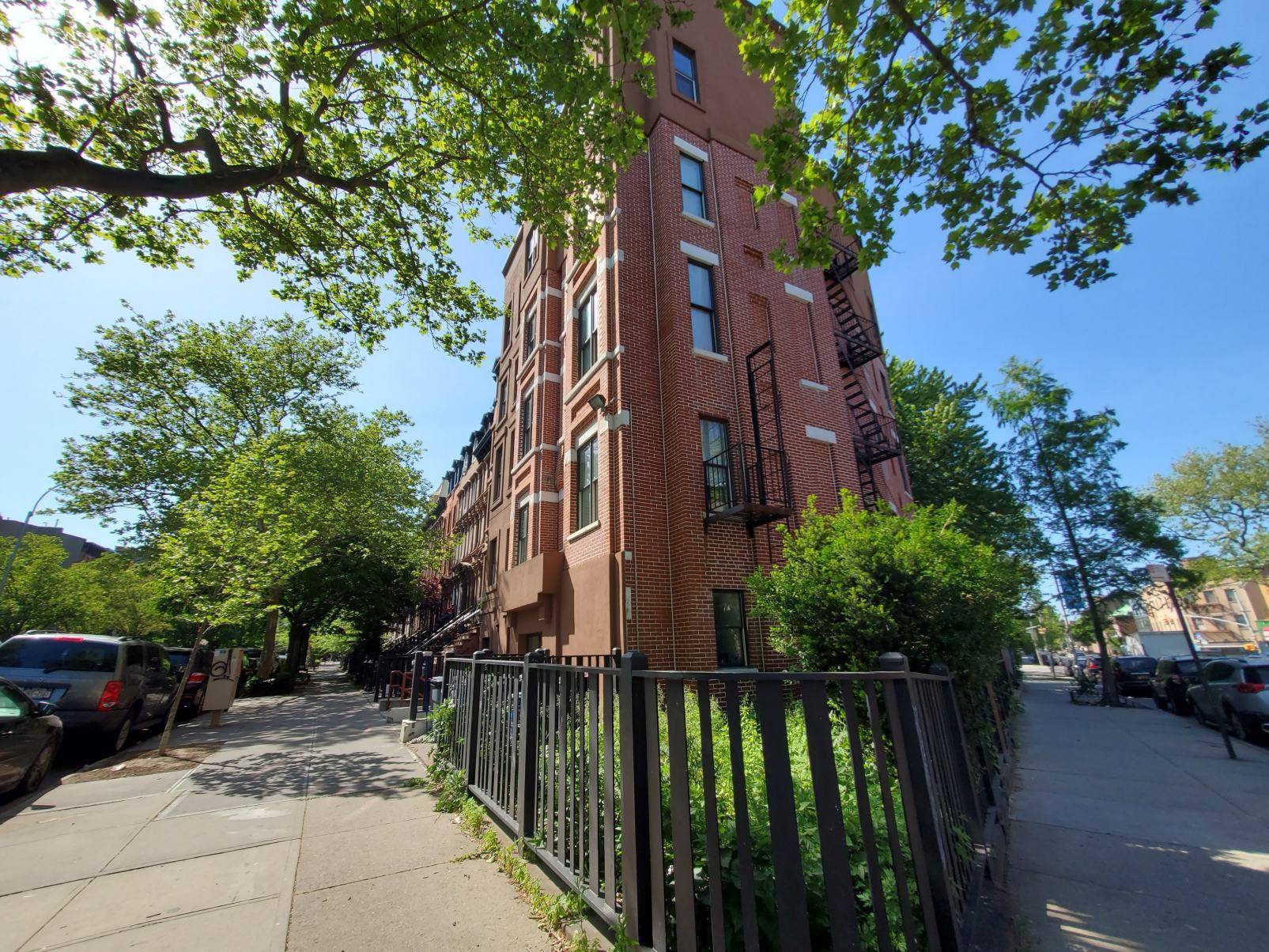VIRTUAL TOUR AVAILABLE UPON REQUEST Enjoy this Modern Design 4 Bedroom 2 Bath in the heart of beautiful Clinton Hill, BK Kitchen modern design with granite counters Stainless steel appliances ...