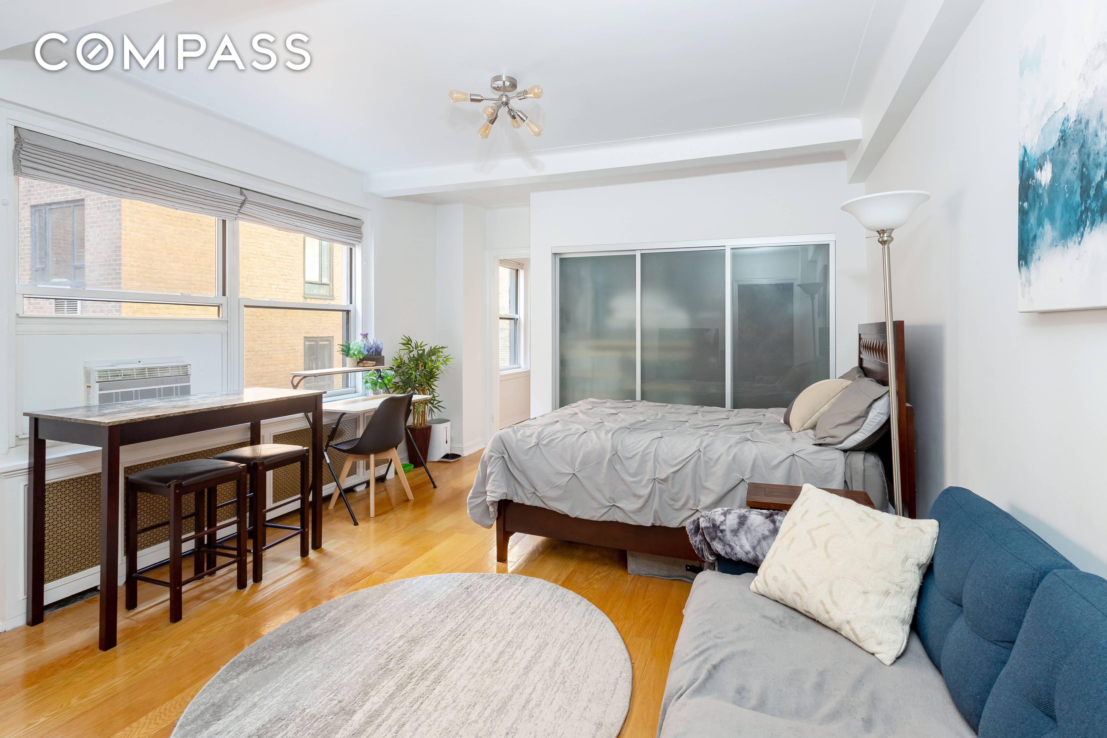 Brooklyn at its best. A gorgeous studio apartment just became available for sale in the beautiful Brooklyn Heights neighborhood.