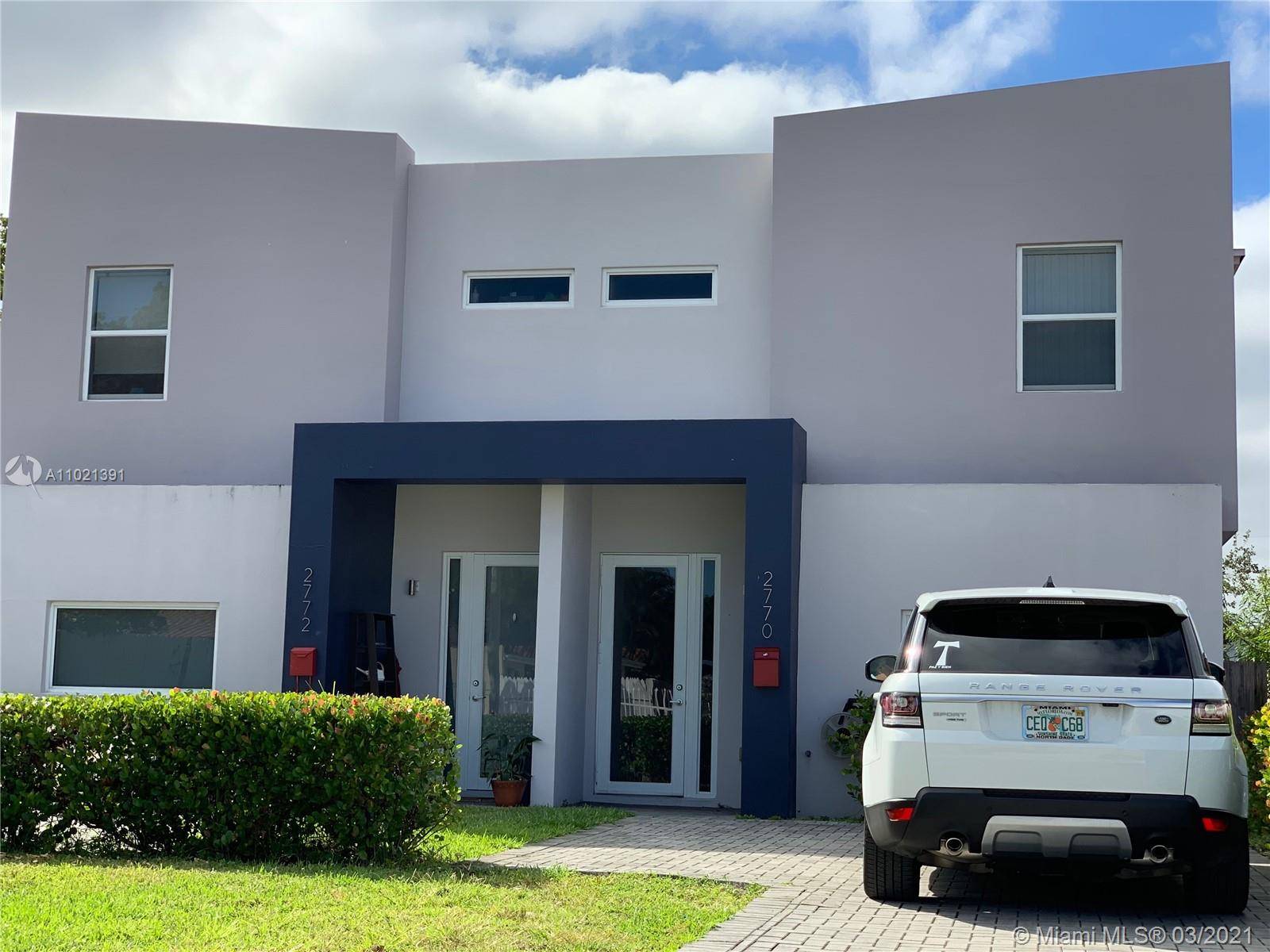Modern 3 bed and 2. 5 bath townhouse in a very convenient location in the Northeast Coconut Grove, Marble flooring throughout the house.