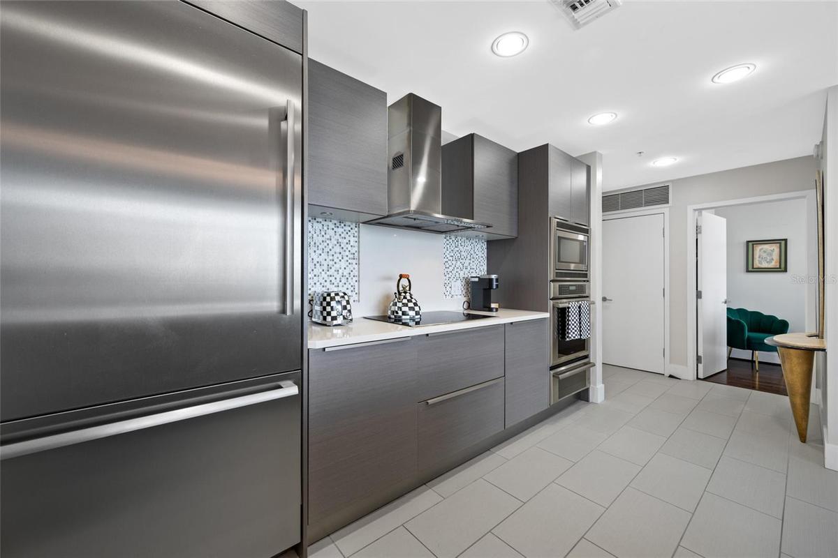 Extra large refrigerator