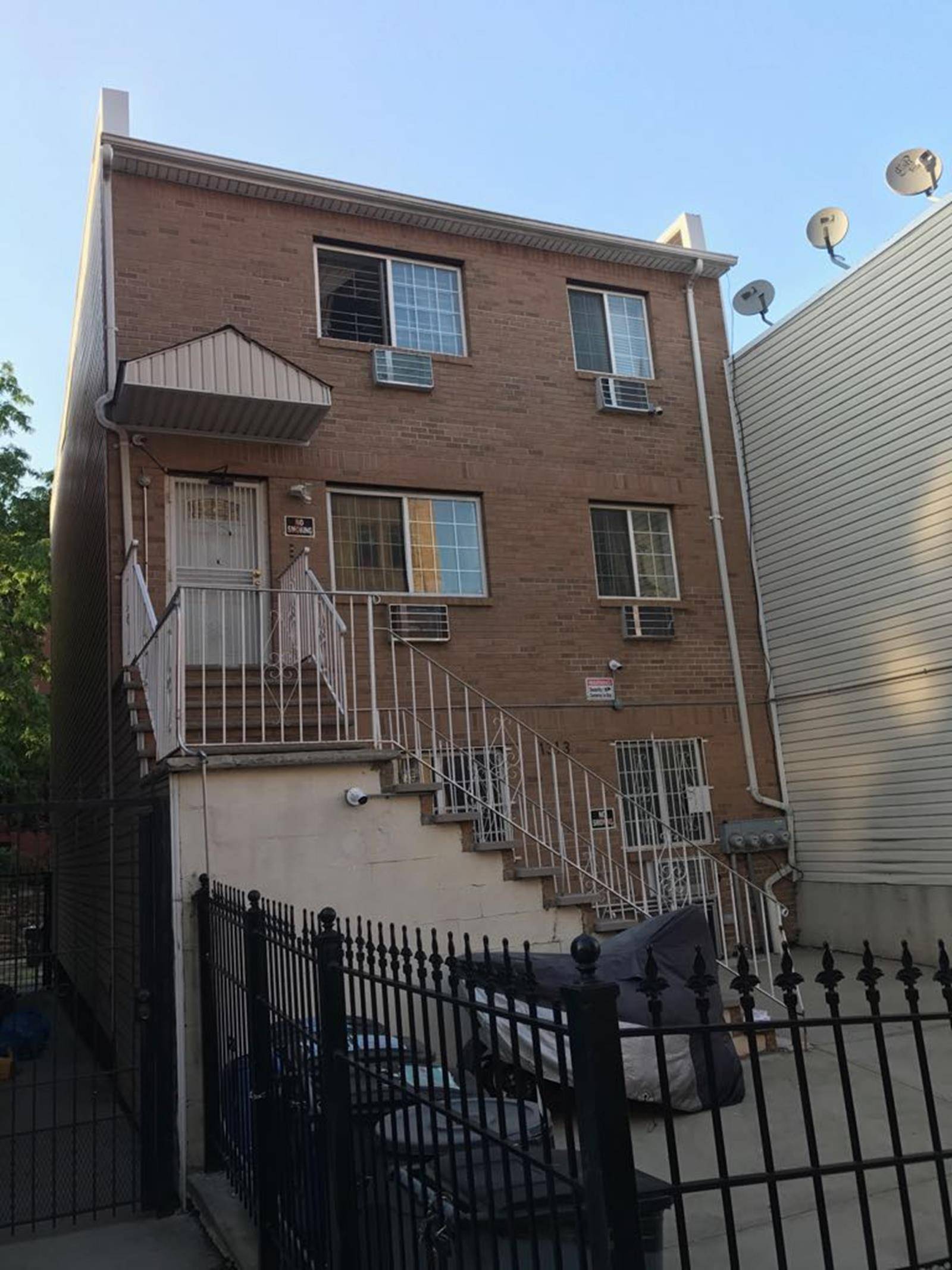 This wonderful 3 family brick home in the Bronx Hunts Point.