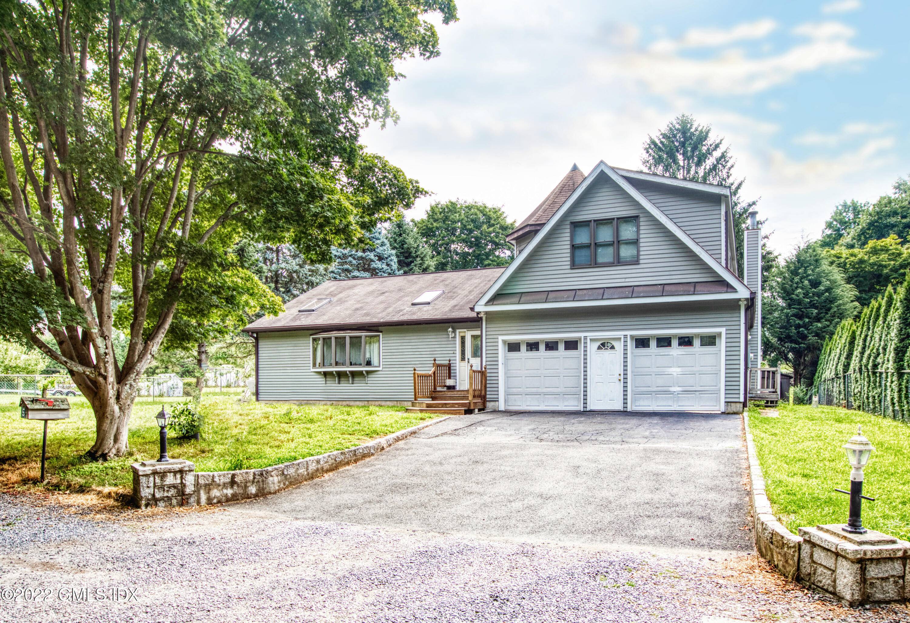 This charming colonial ranch in North Mianus is set on a beautiful, level, quarter acre at the end of a private road just minutes to town, schools and parks.