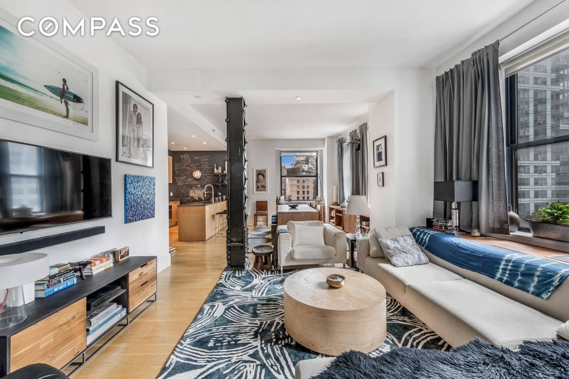 Come home to this loft like modern 2 BR 2bath situated in an elegant, pre war boutique building, located in the heart of the Financial District.