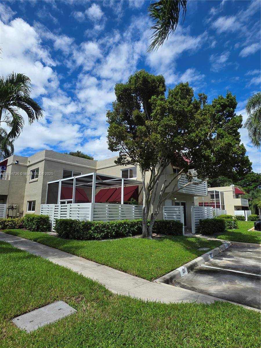 Remodeled 3 Bedroom 2. 5 Bath Townhome in Arbor Courts Jacaranda.