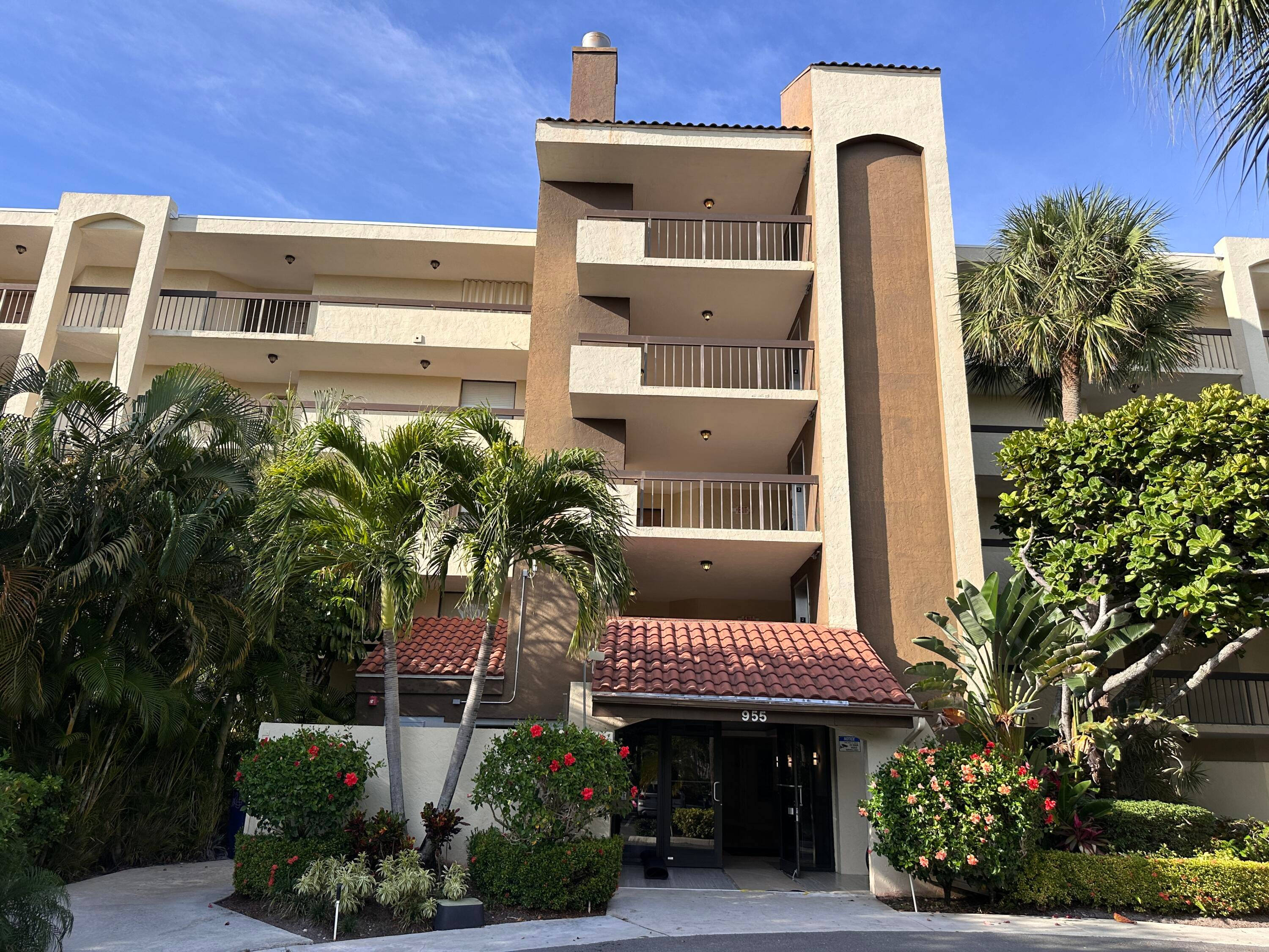This wonderful condo is now available in Delray Racquet Club.