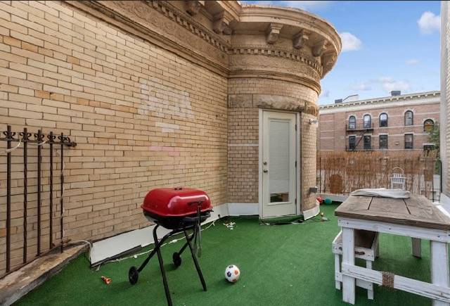 Lovely Classic barrel front townhouse situated in Doctors Row on Bay Ridge Parkway in Prime Bay Ridge near shopping and restaurants.