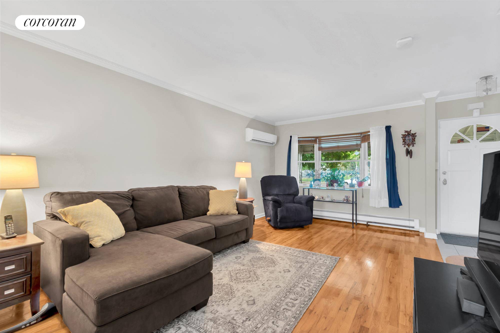 This stunning well maintained and tranquil home is in the Throgs Neck area of the Bronx and it is just the place you want to call home.