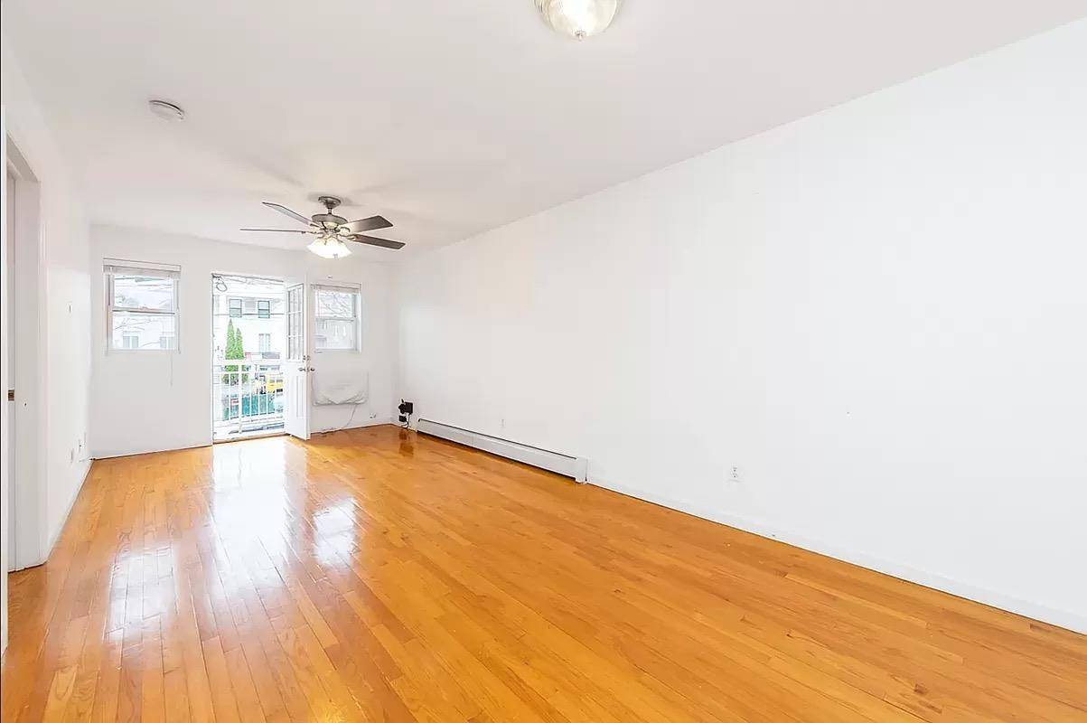 Huge 3 beds 2 bath apartmentBeautiful 3 bedroom 2 Bath in perfect location close to all astoria has to offer 2 large balconies Next to Astoria park Intercom system Dishwasher ...