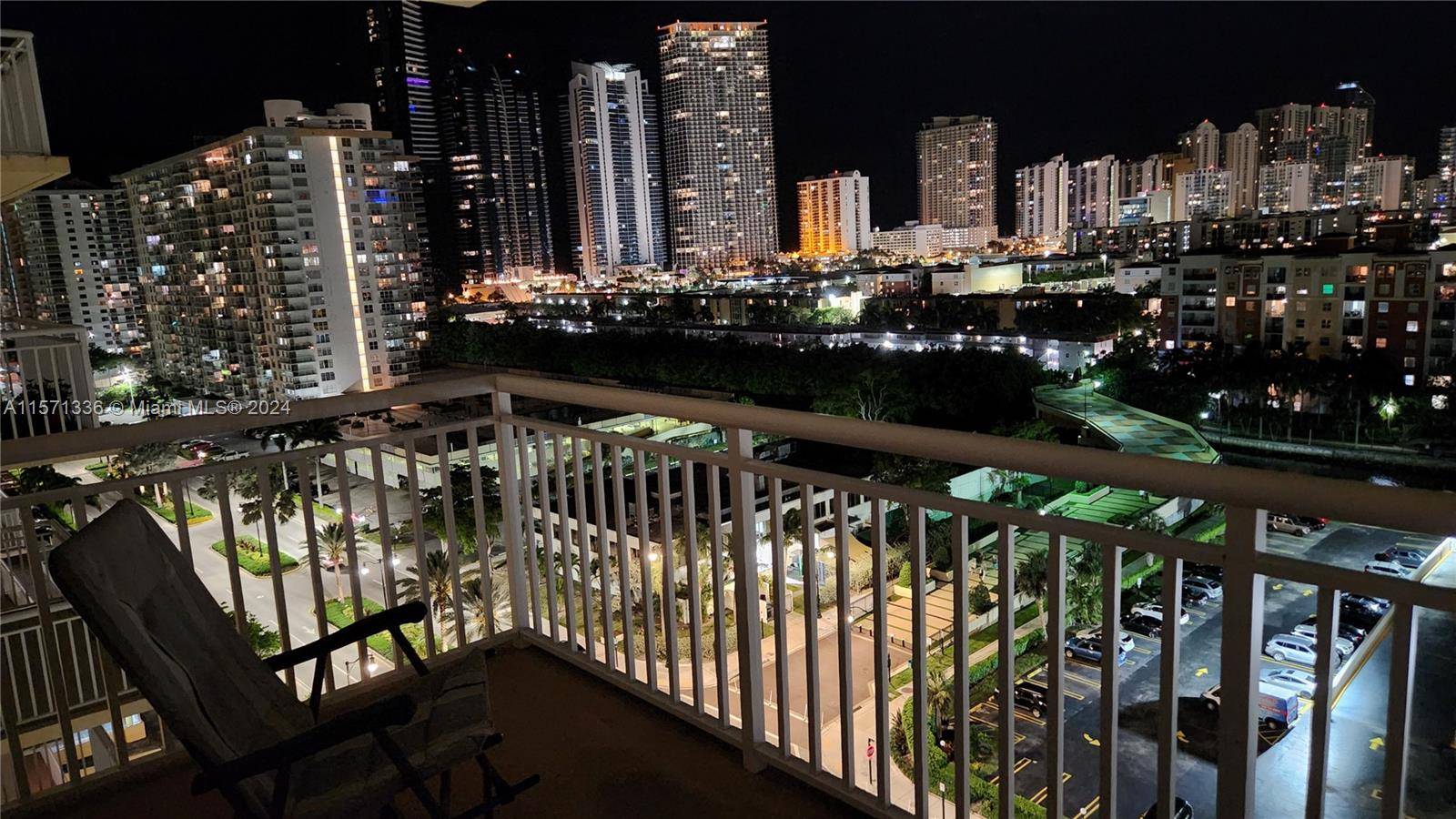 Wonderful 1 bedroom 1. 5 bathrooms on the 14th floor with wonderful southern views of Sunny Isles Beach.
