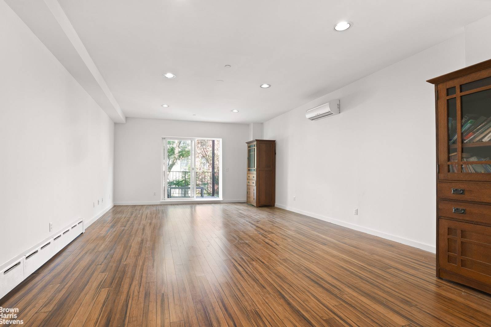 This 4 bedroom Triplex, in the heart Harlem, consists of over 3700 square feet of living space including over 1000 square feet of outdoor space in the form of 2 ...