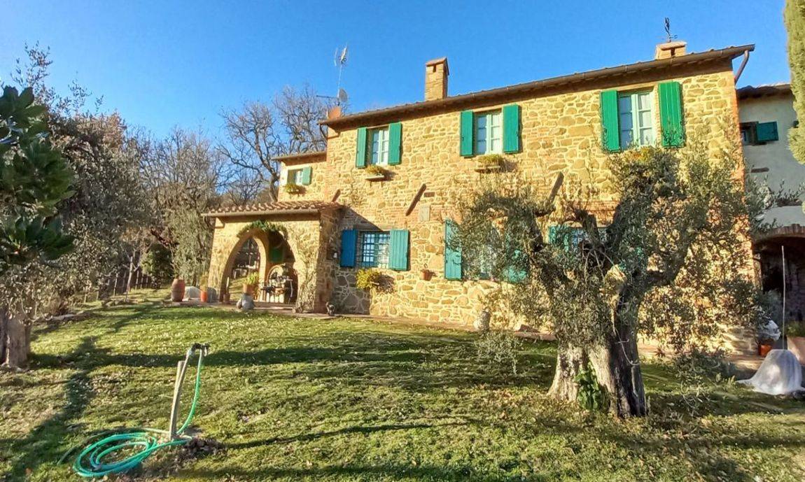 Farm with farmhouse for sale in Umbria, Città della Pieve, Perugia. Farmhouse in a panoramic position, 10 hectares of woodland, olive grove, vineyard