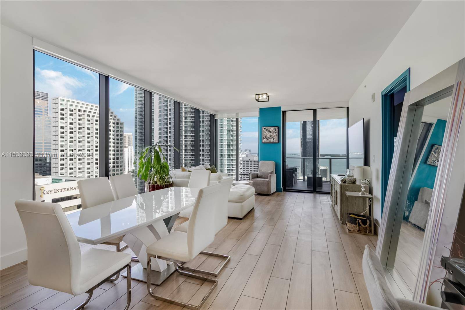 Easy to show ! Resort lifestyle the most spectacular NE BAY BRICKELL CITY VIEWS.