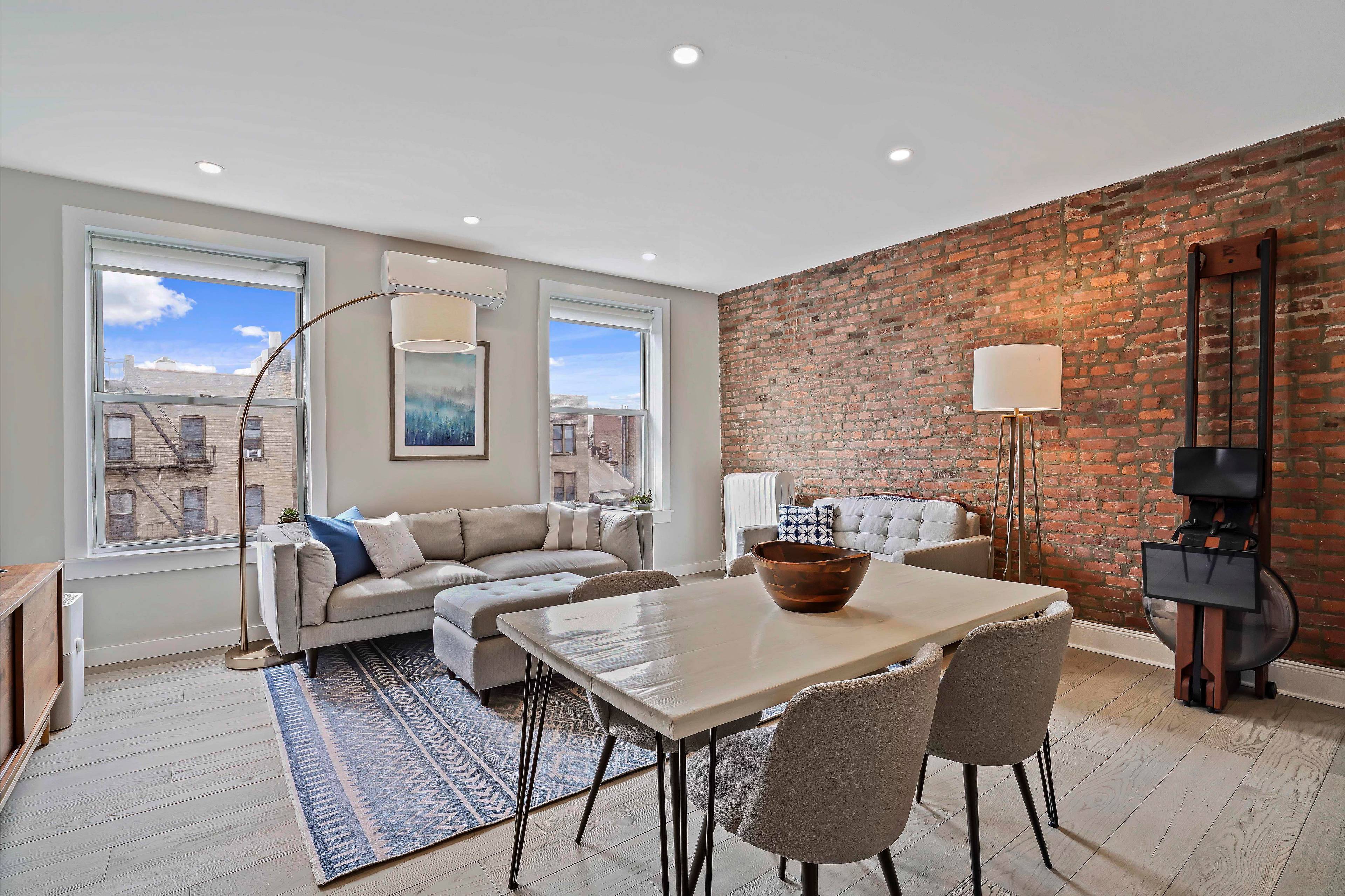 This beautiful 2 bedroom condo sits on the top floor of a former Remsen Street Mansion on a tree lined street in the heart of Brooklyn Heights.