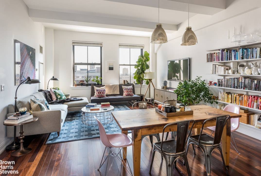 Luxurious, 1BD Easy 2BD in Landmark Building Situated in One Hanson Place, the converted iconic Williamsburg Savings Bank building, this spacious and bright condominium One Bedroom residence with a home ...