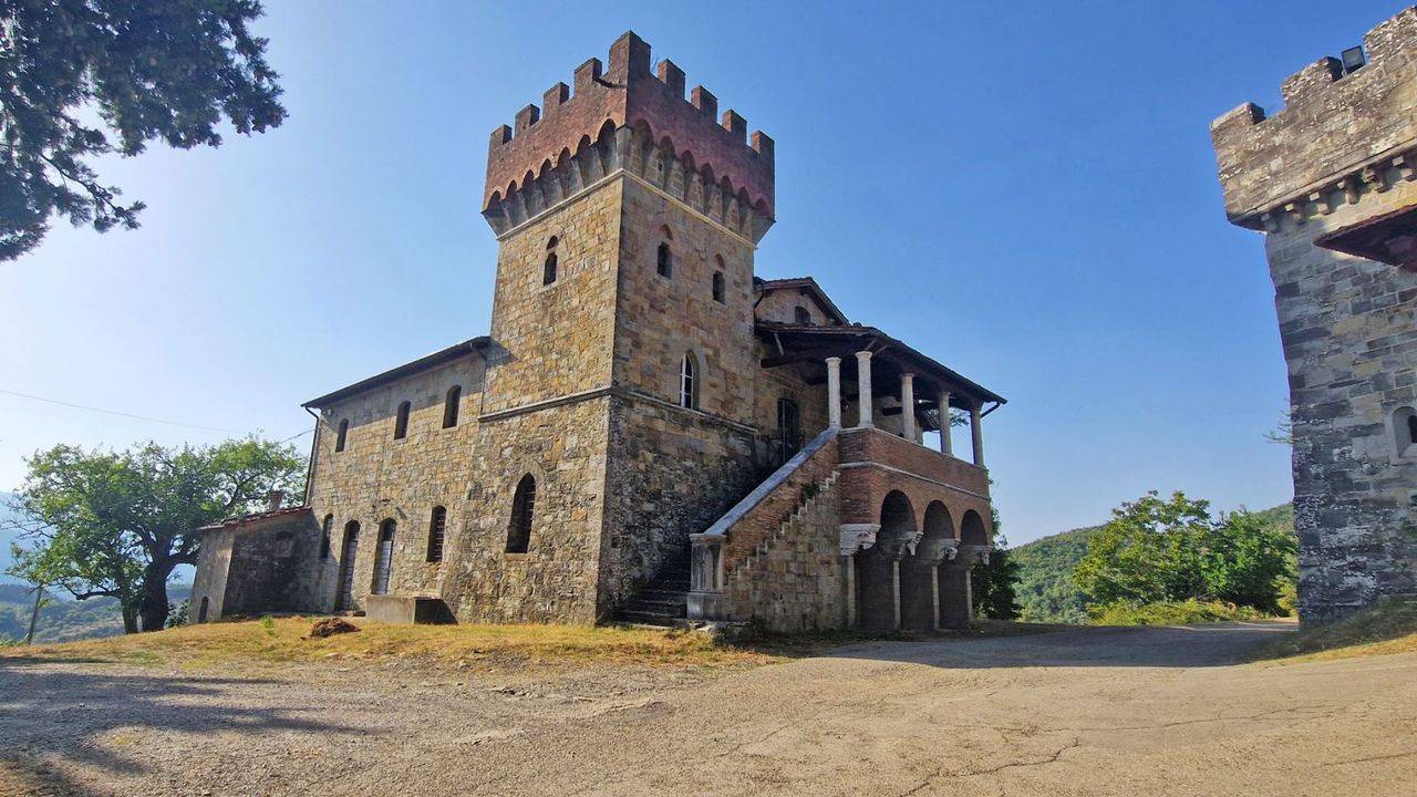 Prestigious estate consisting of the main villa, two farmhouses to be restored and approximately 200 ha of land for sale in Arezzo, Tuscany.