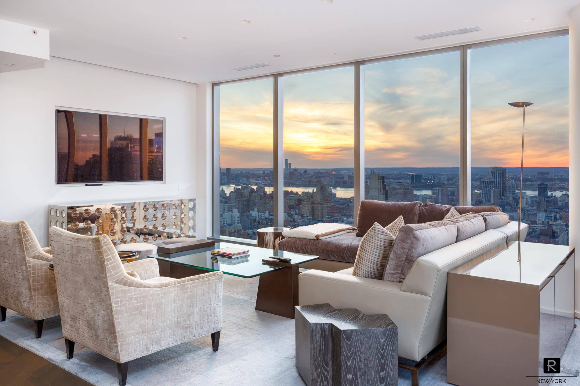 Modern elegance awaits you at One Madison, a luxury residential building towering Madison Square Park in the heart of NYC s most vibrant neighborhood, the Flatiron District.