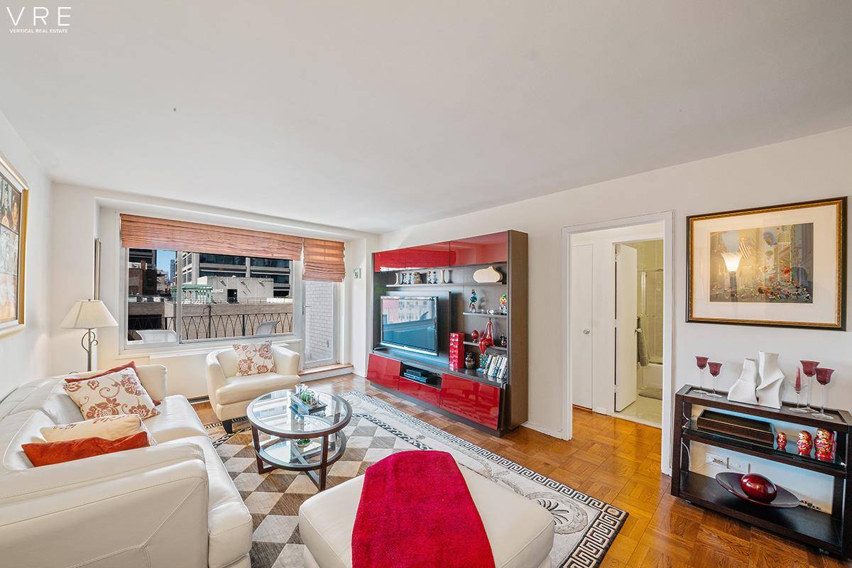 High Floor Private Terrace Stunning ViewsThe Frost House the Perfect Upper East Side One BedroomPerched high above the city, this sun drenched one bedroom offers open western views, a private ...
