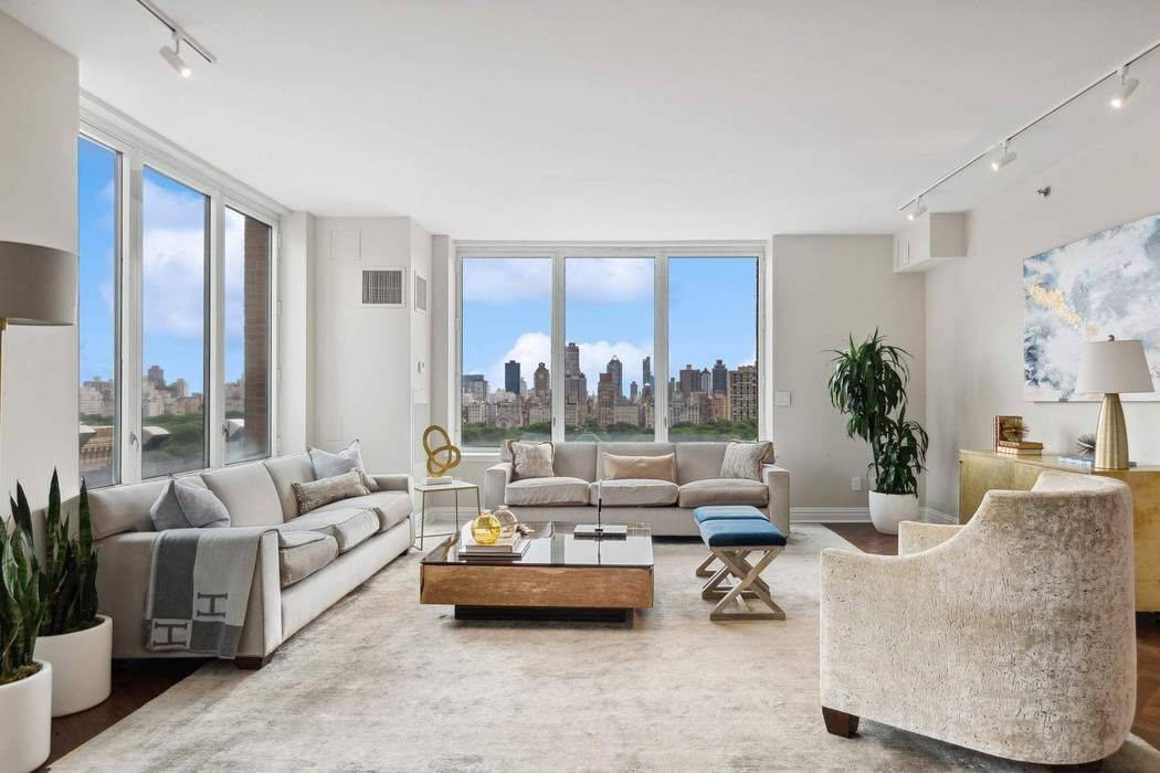 Designer Condo on the Park Breathtaking views of Central Park and the city skyline serve as the backdrop to this stunning, spacious apartment with over 2, 000 sq feet in ...