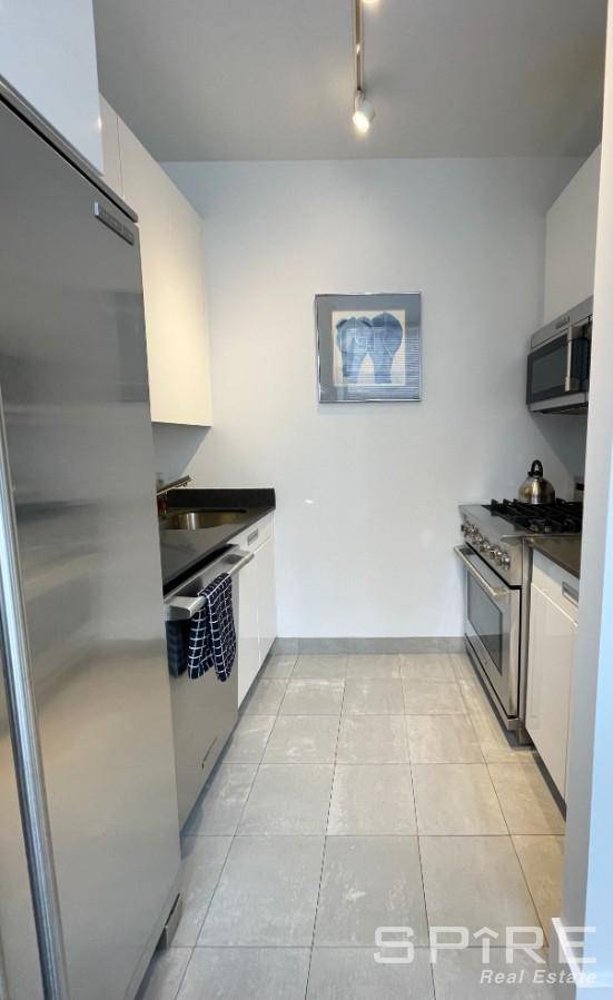 High Floor, beautifully renovated True 1br, with Lots of oversized south facing windows.
