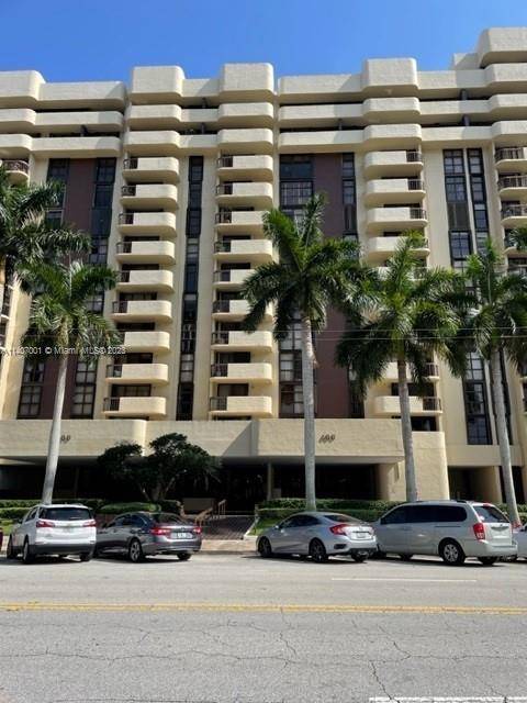 Great location in the heart of Coral Gables, close to Airport, US 1, Palmetto expressway and Downtown Coral Gables.