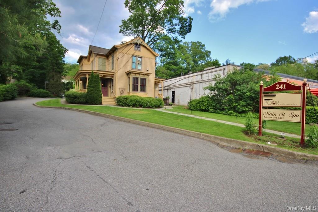 View of front of house featuring a front yard