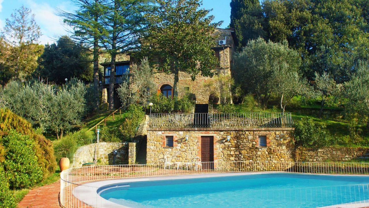 13th-century villa of 450 square metres with 8 bedrooms, 6 bathrooms, pool, panoramic view, garden and 1 hectare of land for sale in Arezzo, Tuscany.