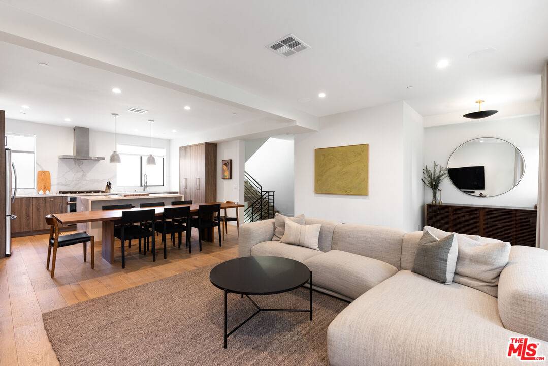 1204  N Thomas Ln 3BR Hancock Park La