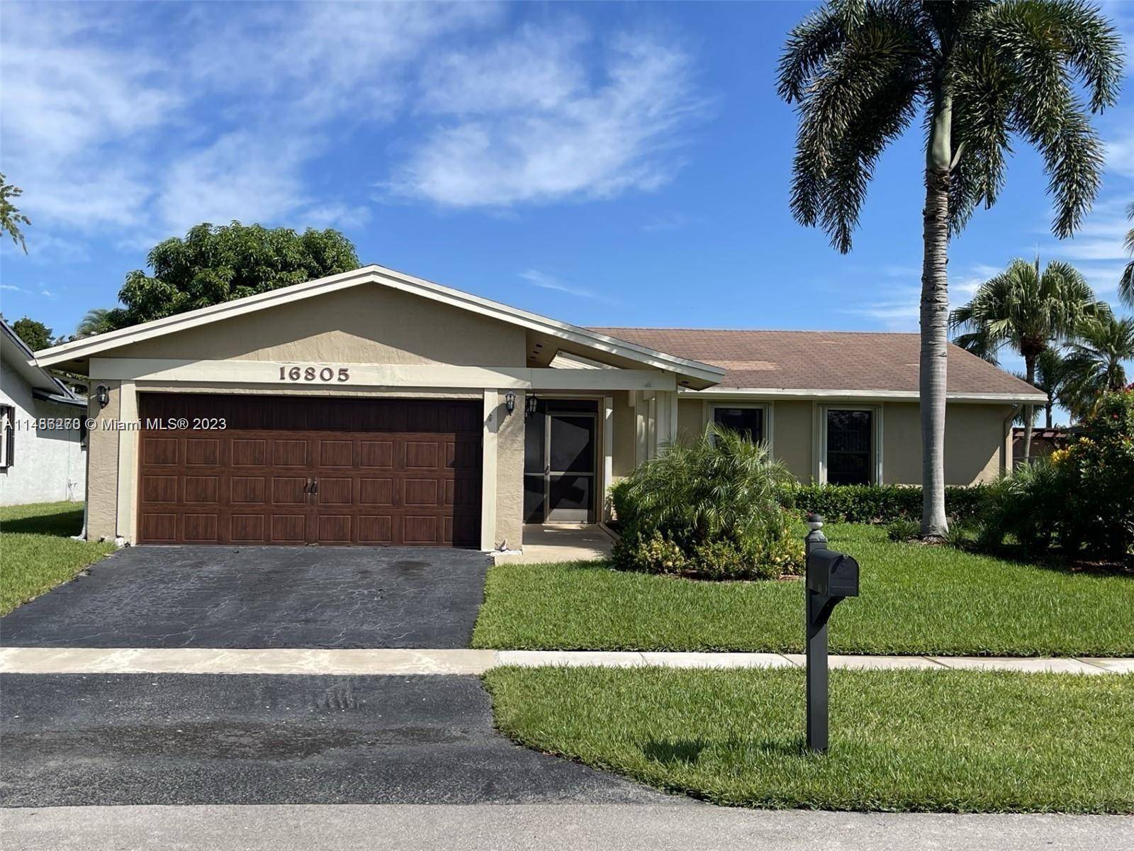 BEAUTIFUL 3 BEDROOMS 2 BATHS ONE STORY HOME LOCATED IN THE DESIRABLE CITY OF WESTON.