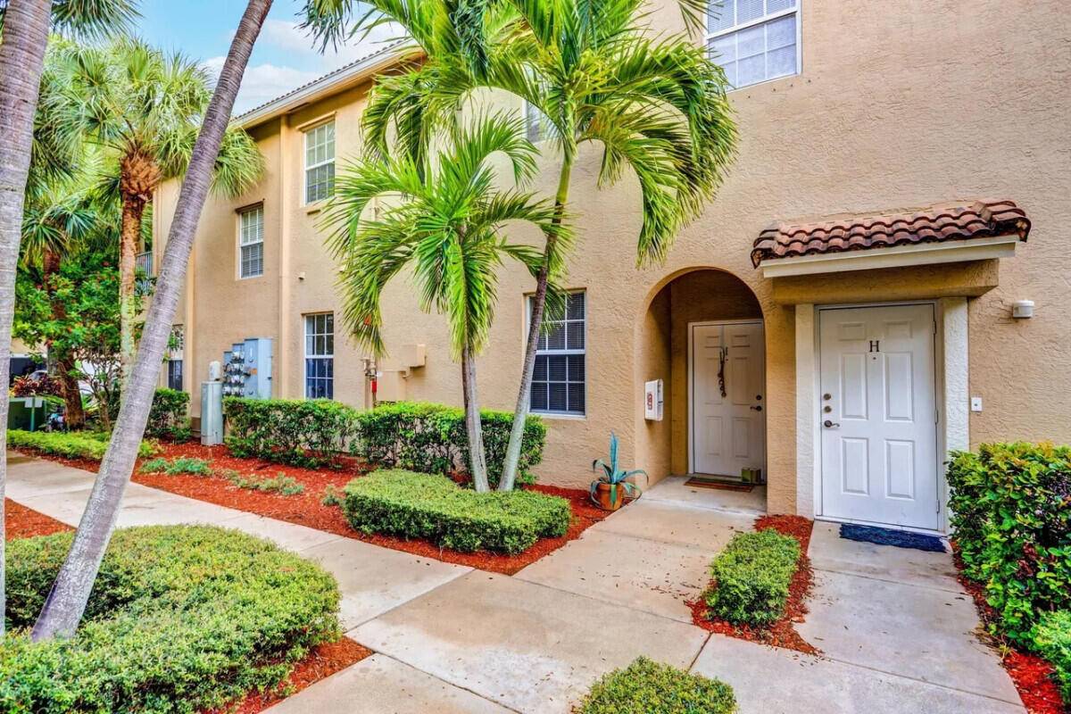 Welcome to paradise ! Nestled in the heart of Tequesta, this spacious 3 bedroom, 2 bathroom condo offers the ultimate in Florida living.