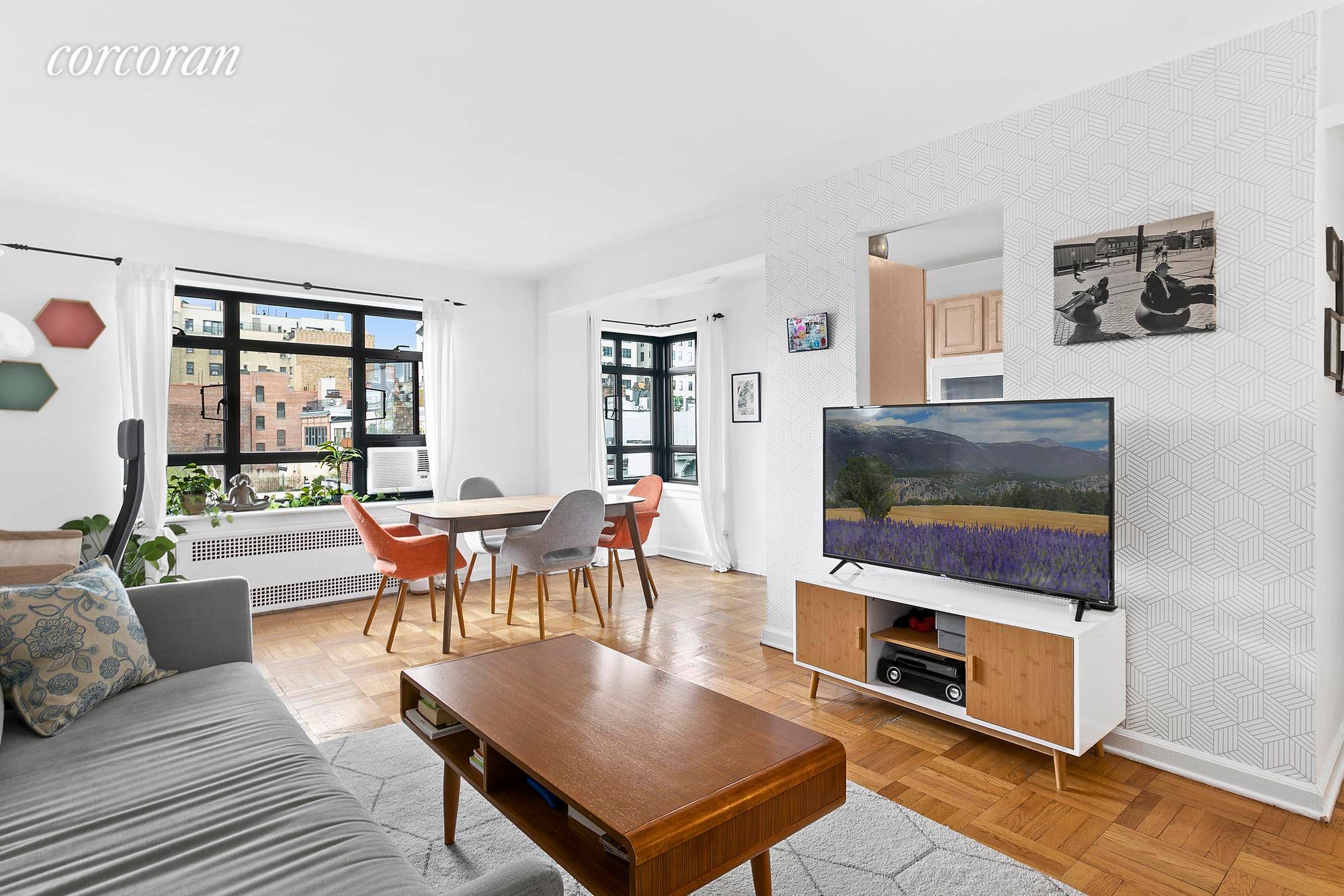 No Fee ! Super sunny and rarely offered North and West facing one bedroom in the heart of Brooklyn Heights.