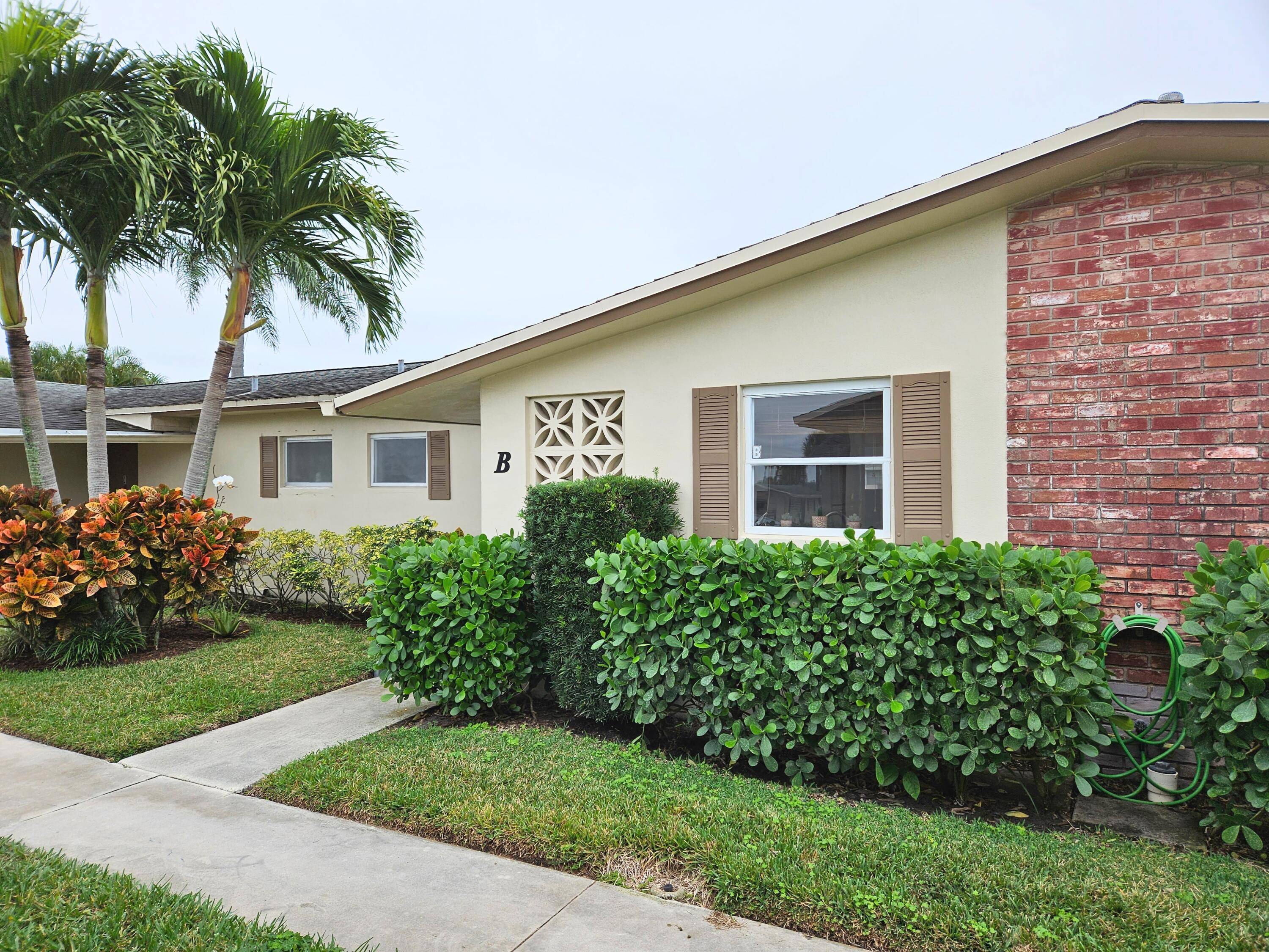 Beautifully maintained, fully renovated 1 1 villa in the 55 active Emory Community of Cresthaven in central West Palm Beach.