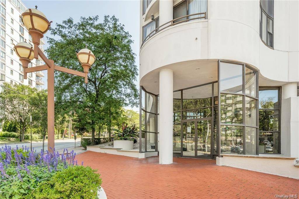 This beautiful condo in the heart of the City of White Plains is a two bedroom two bath unit.