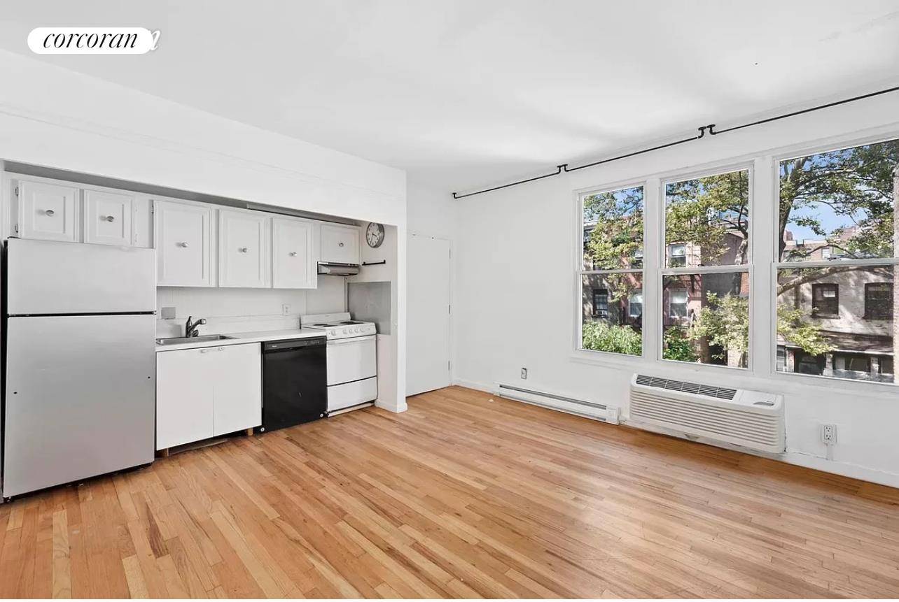 It is easy to see why any one would want to live in this lovely Townhouse Penthouse nestled between the High Line and the Chelsea shopping district.