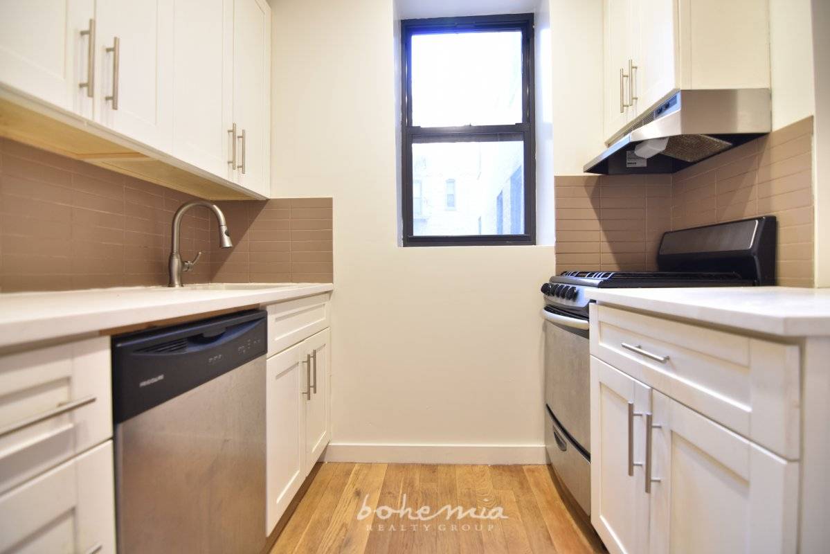 Awesome 2BR located right across from St Nicholas Park and very close to the subways !
