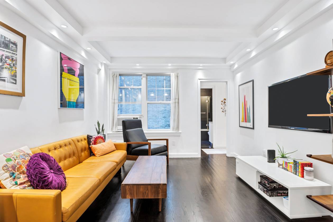 A classic doorman co op, a fully renovated apartment, and a key to Gramercy Park !