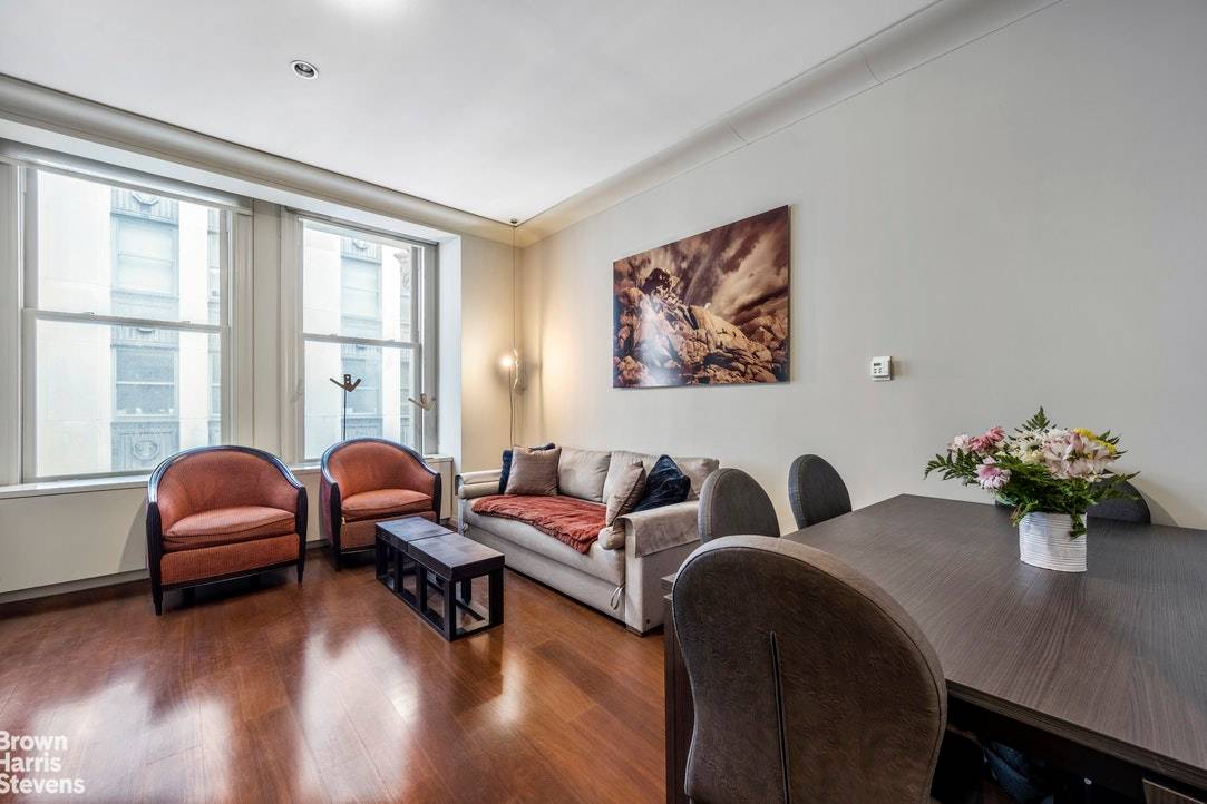 Apartment 720 in the Cipriani Club Residences at 55 Wall is a 1 bedroom, 1 bathroom home in the heart of the Financial District.