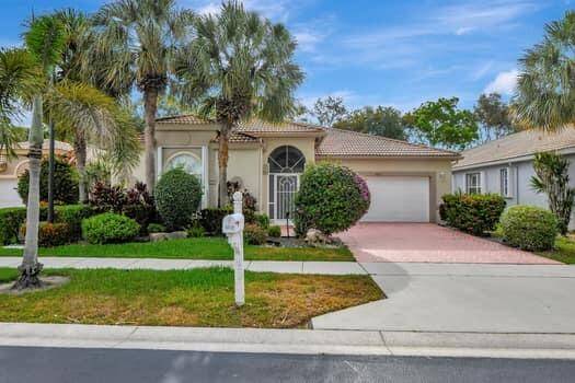 Beautiful and immaculate Single Family Home within walking distance to the clubhouse, cafe, Pickleball and pools.