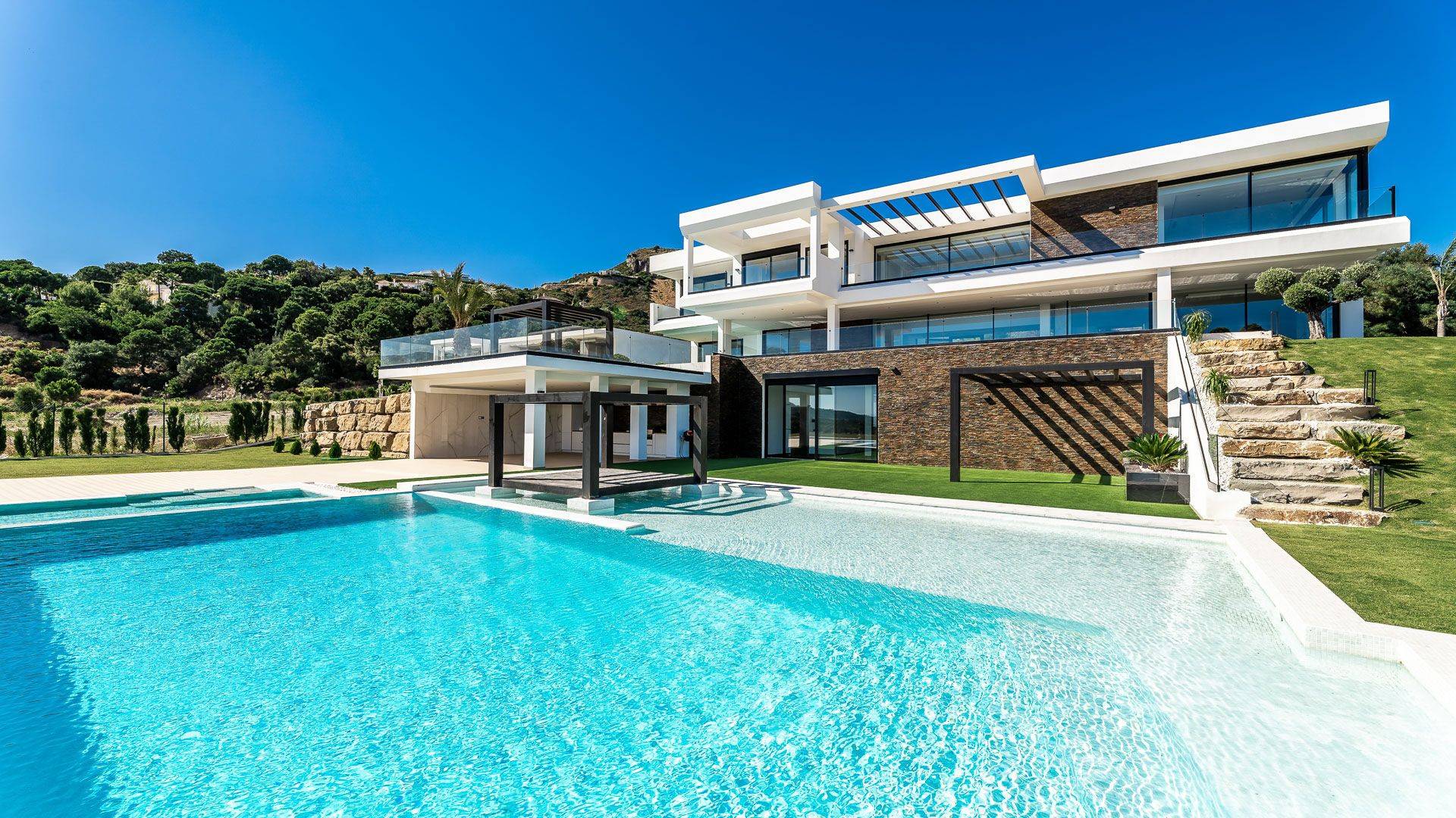 This brand new high end villa for sale in the luxurious gated community of Marbella Club Golf Resort, Benahavis, offers a privileged frontline golf position, stunning panoramic views and amazing ...